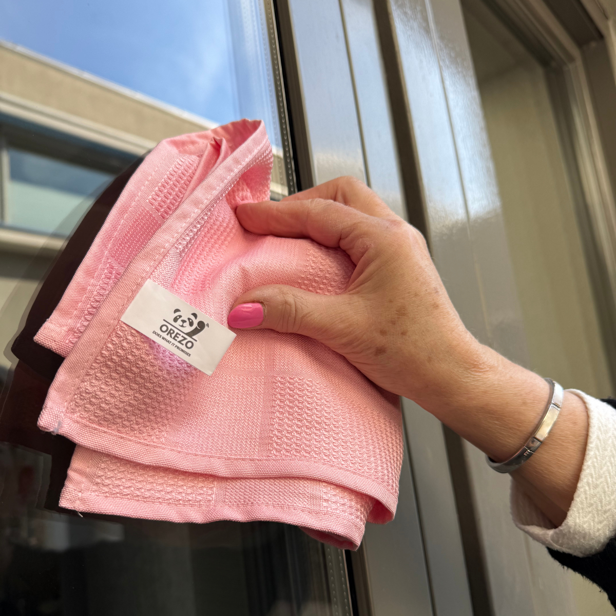 Raam schoonmaken met een roze Orezo Wonderdoek