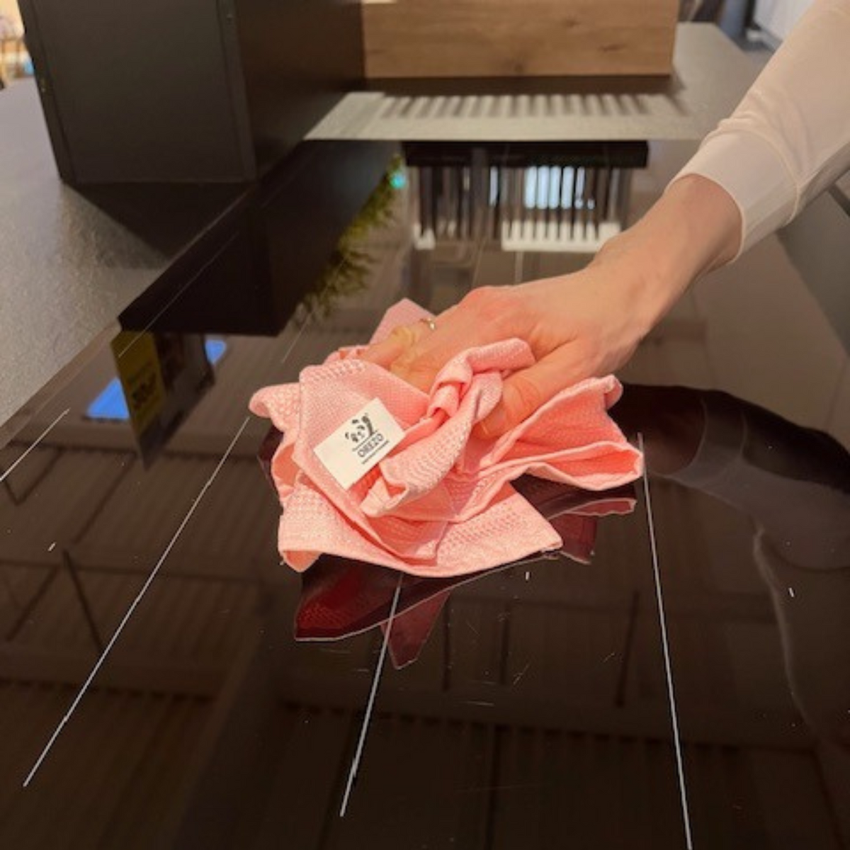 Inductiekookplaat schoonmaken met een Orezo Wonderdoek